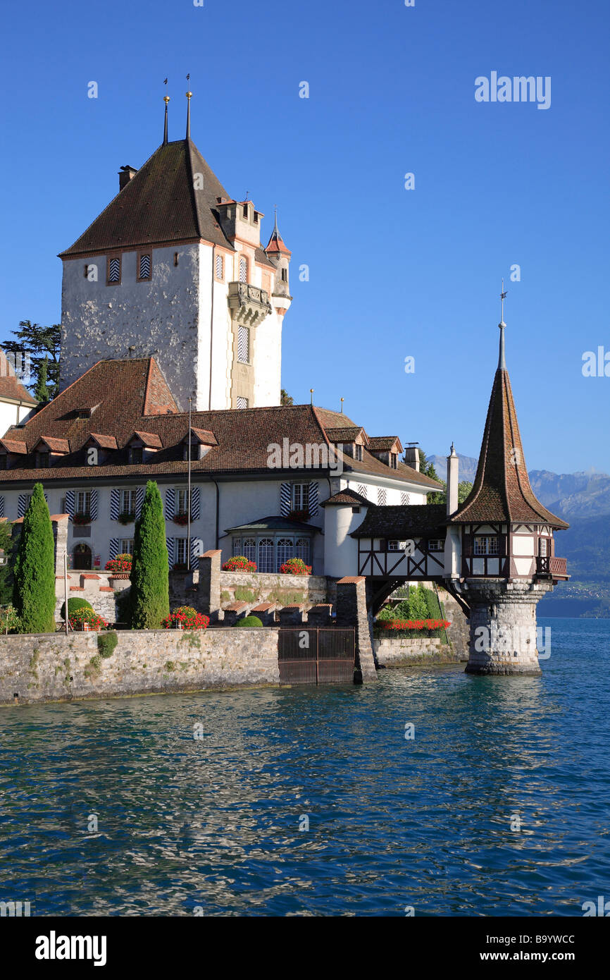 Palais Oberhofen presso il villaggio di Oberhofen sul Lago di Thun Thunersee canton Berna Svizzera Foto Stock