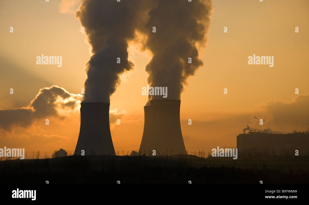 Tramonto dietro le torri di raffreddamento, Fiddler's Ferry Power Station, Cuerdley, Warrington, Inghilterra, inverno 2009 Foto Stock