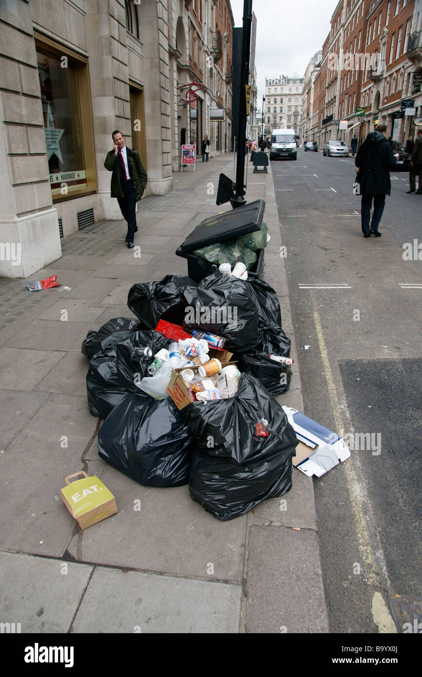 Cumuli di rifiuti non riscossi sulle strade Piccadilly Londra Inghilterra Cc) Marc Jackson Fotografia Foto Stock