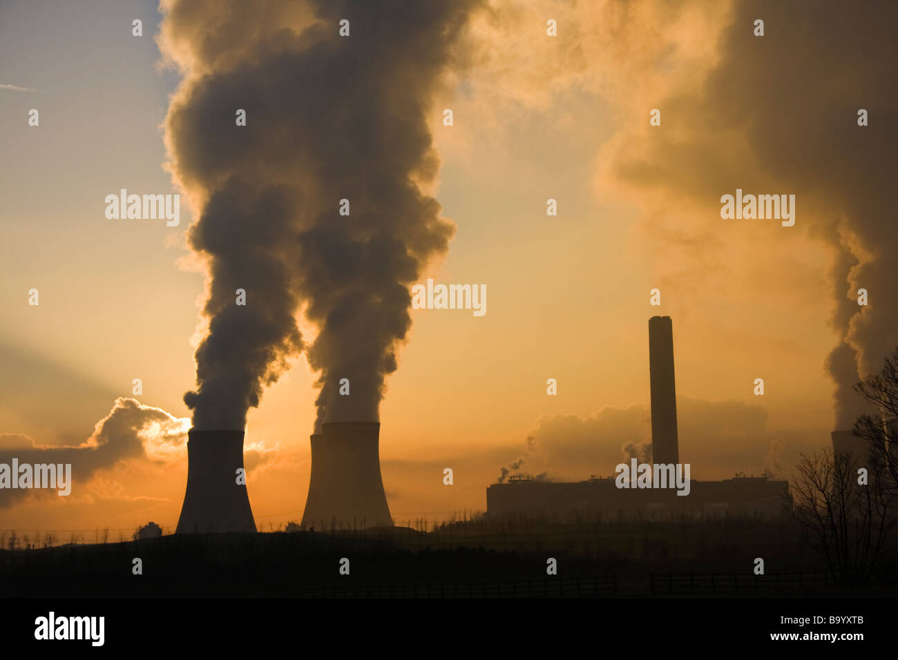 Tramonto dietro le torri di raffreddamento, Fiddler's Ferry Power Station, Cuerdley, Warrington, Inghilterra, inverno 2009 Foto Stock