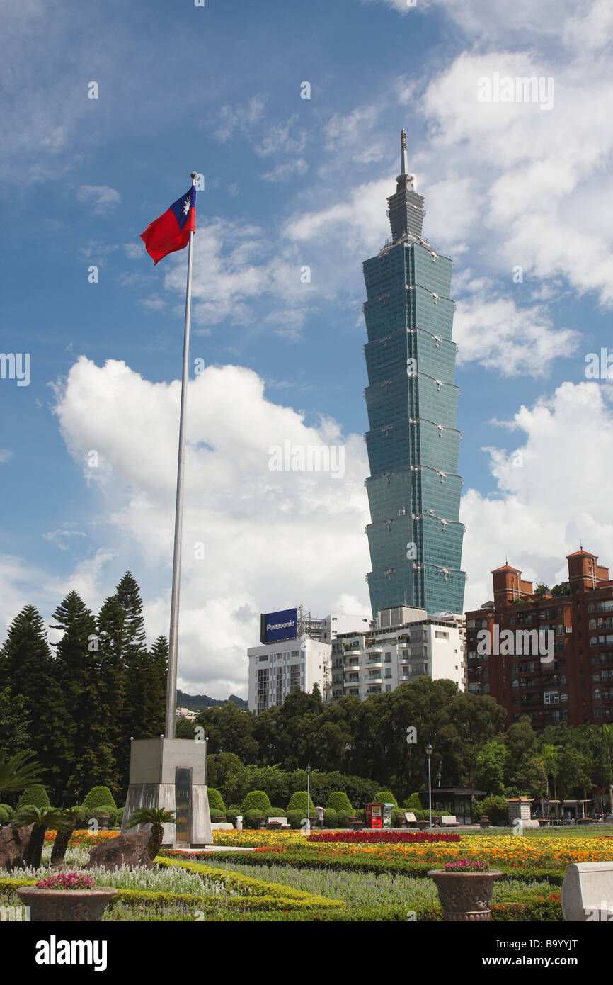 Taipei 101 con bandiera di Taiwan, Taipei, Taiwan Foto Stock