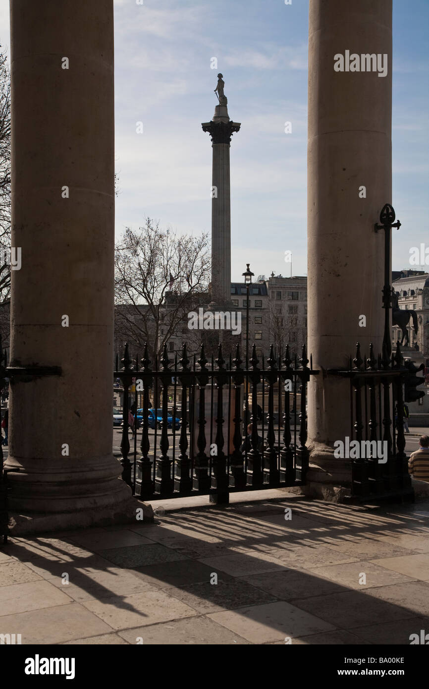 Nelson colonna della vista attraverso le colonne di San Martino in Campo chiesa, Trafalgar Square, Londra Foto Stock