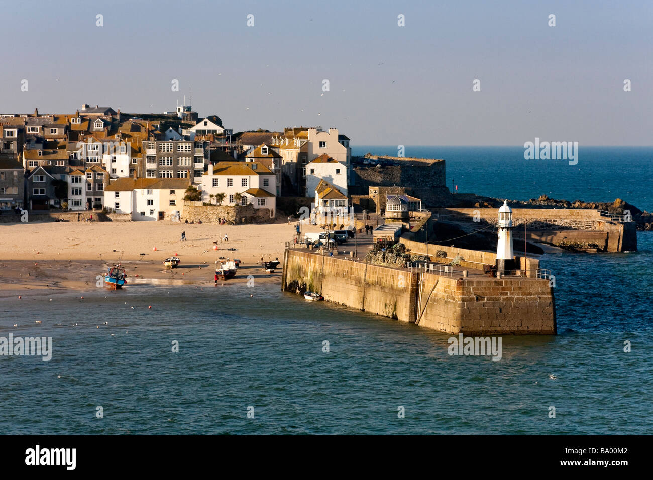 St Ives Harbour e Smeaton è pier a metà di marea, agli inizi della primavera Foto Stock