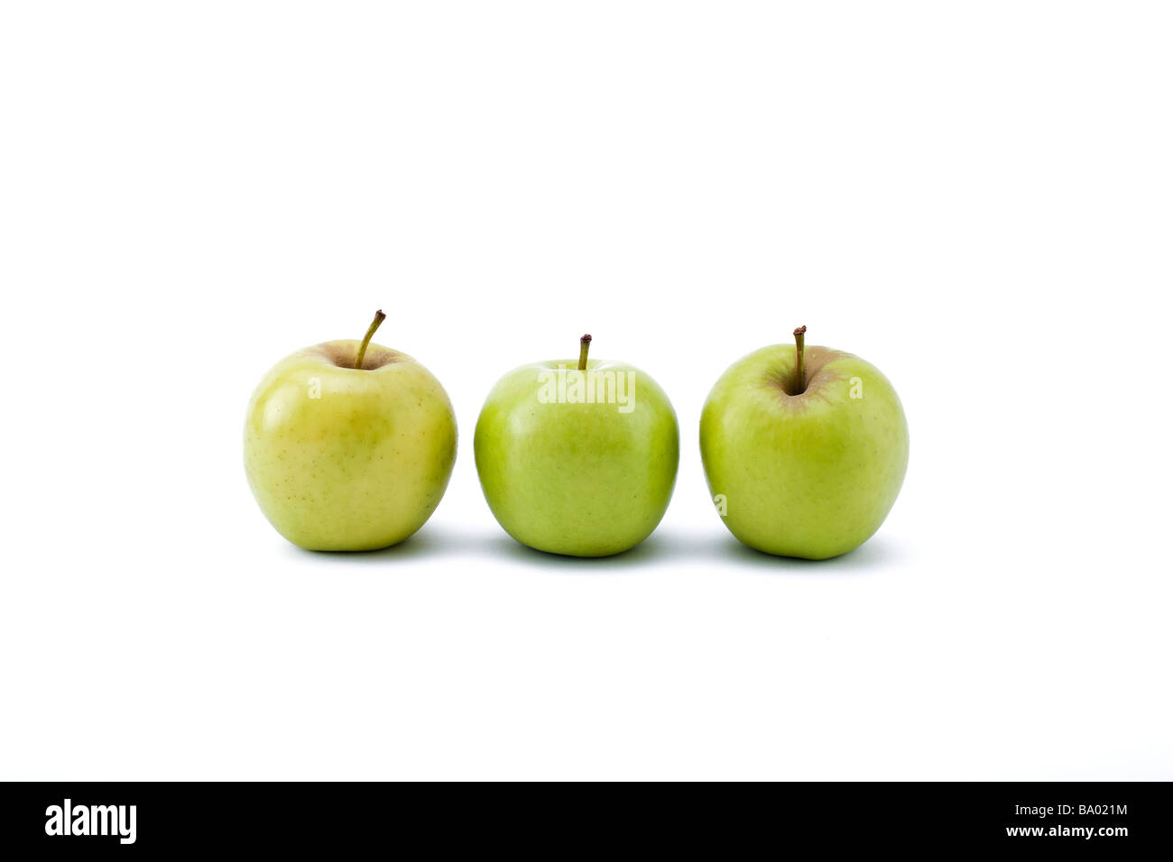 Tre mele verdi su sfondo bianco Foto Stock