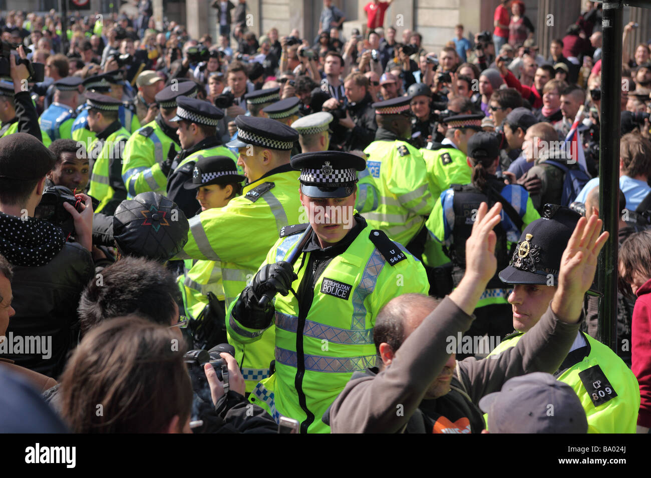 I dimostranti e polizia si scontrano al di fuori della Banca di Inghilterra durante il 2009 vertice G20 di Londra, Regno Unito. Foto Stock