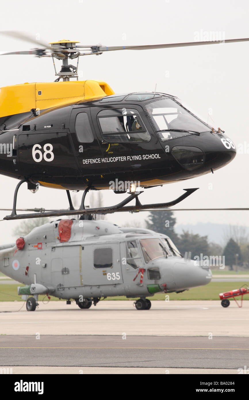 Difesa Elicottero Scuola scoiattolo DHFS HT 1 elicottero è utilizzato per la formazione di UK piloti militari Lynx dietro Foto Stock
