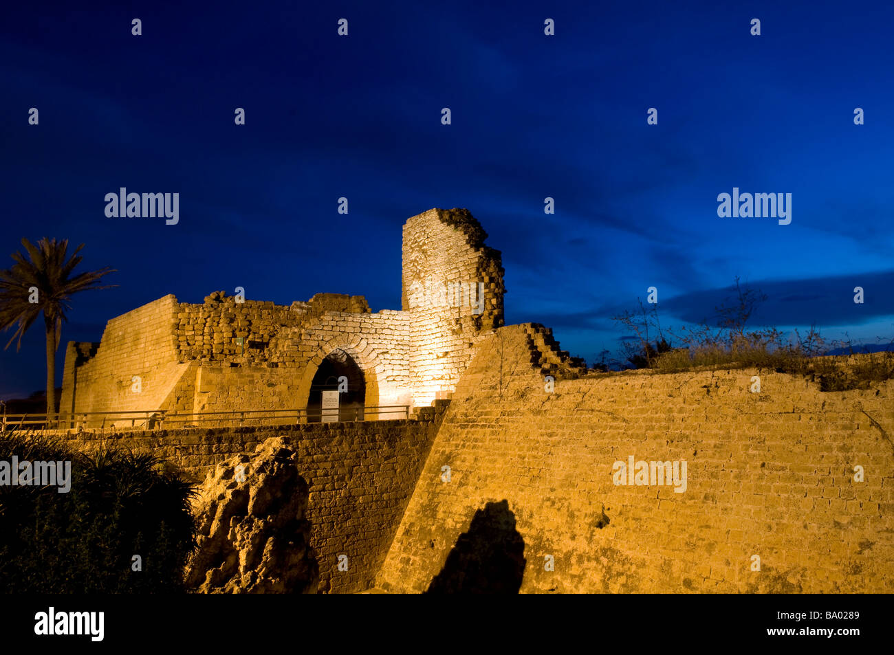 Le pareti esterne accesa fino a Cesarea parco nazionale in Israele Foto Stock