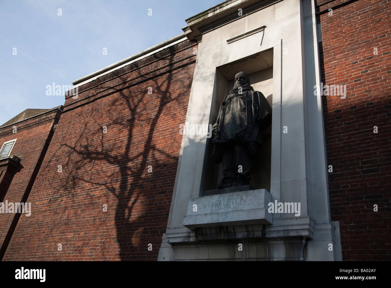 La statua di Sir Ernest Shackleton, al di fuori della sede di Londra della Royal Geographical Society Foto Stock