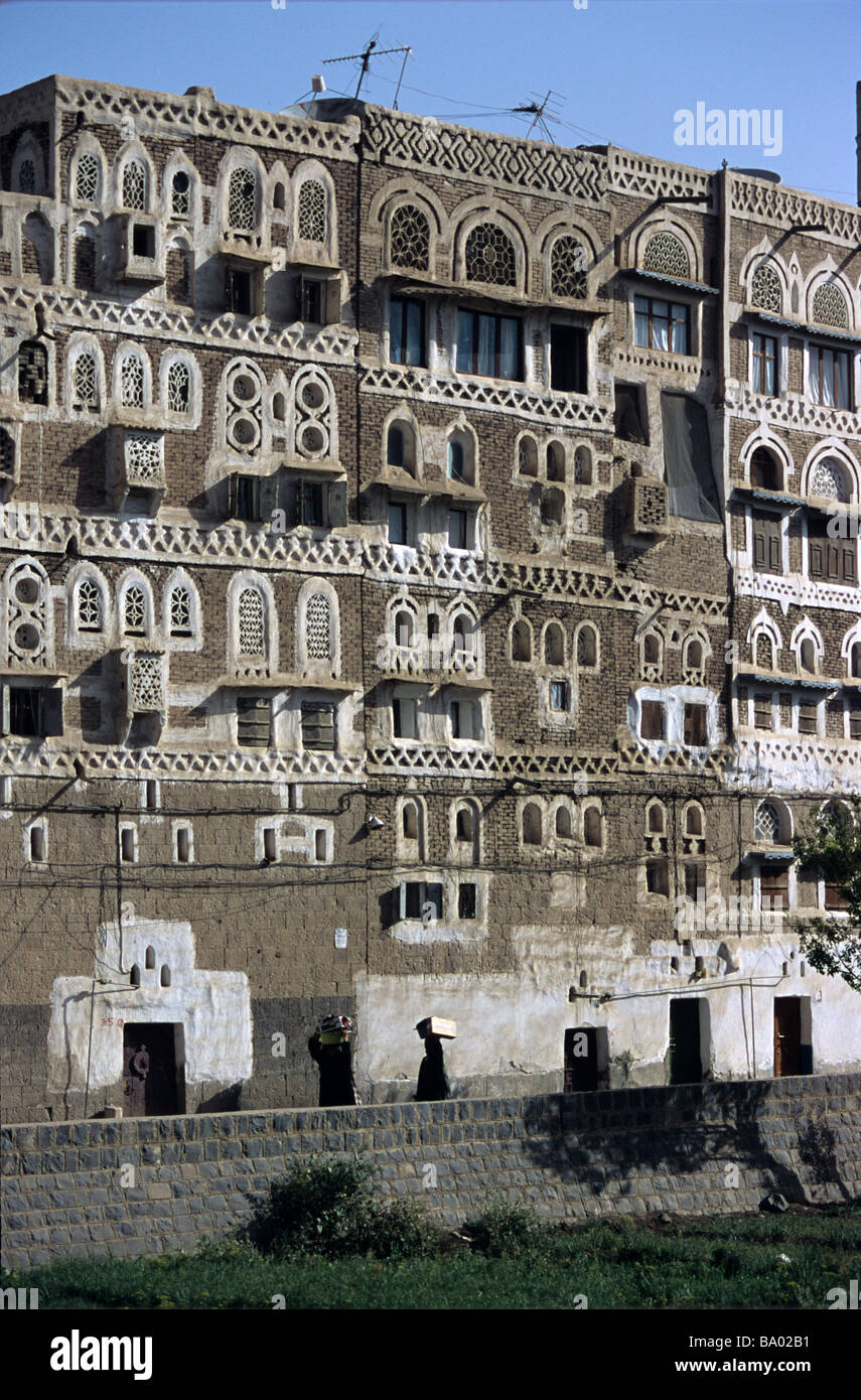 Adobe Mattone di fango case a torre con finestre decorate, Sana'a o San'a, capitale della Repubblica dello Yemen Foto Stock