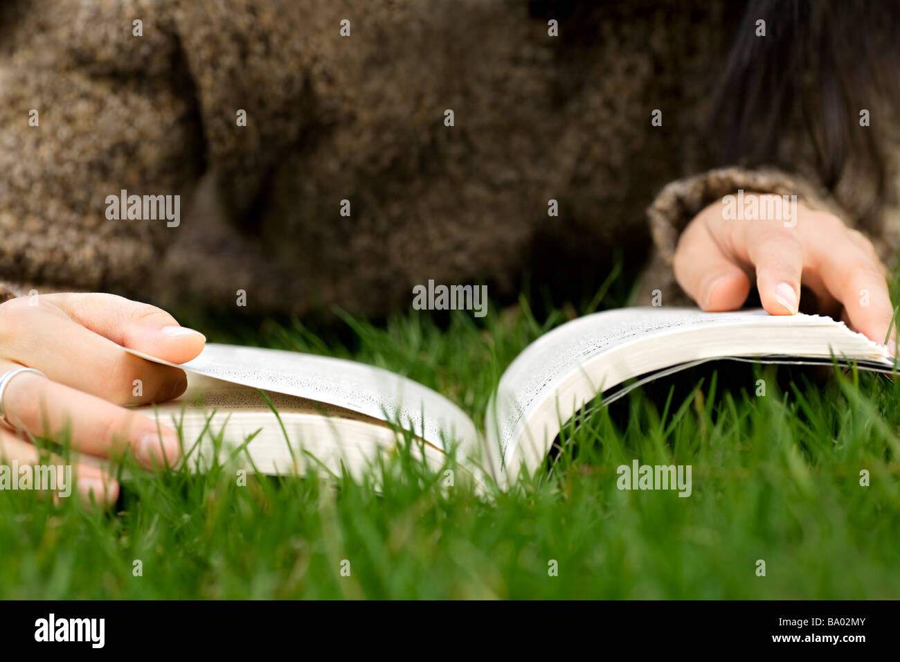 Persona libro di lettura Foto Stock