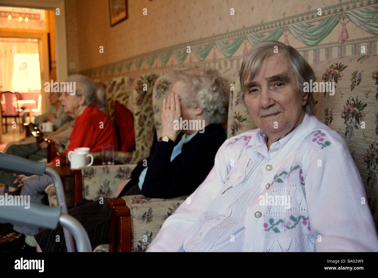 Peggy 97 anno old Lady in una casa di cura, Weston Super Mare, Inghilterra Foto Stock