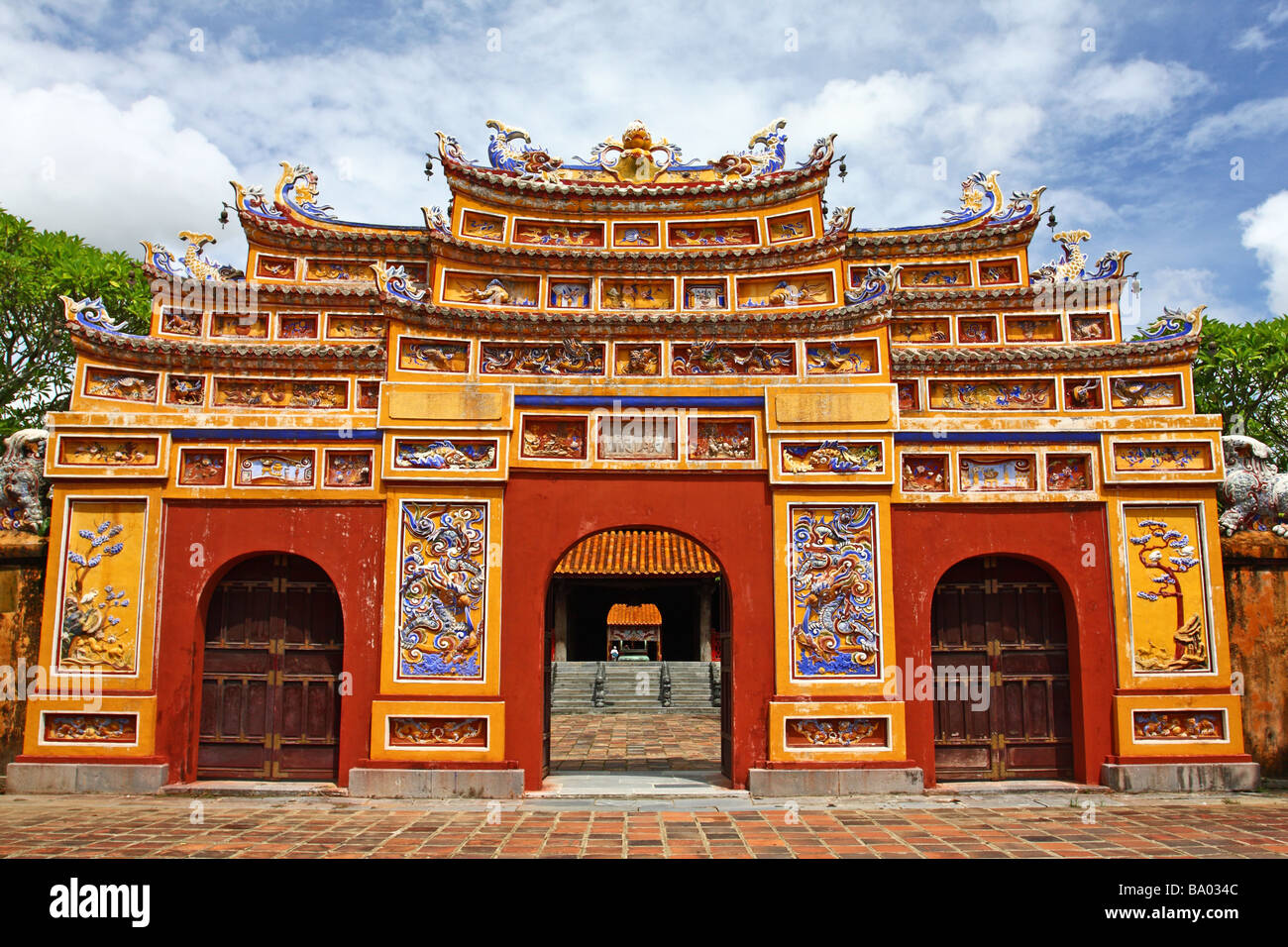 Gate di Phung Tien Tempio. Per Mieu Tempio. Cittadella, Tonalità. Il Vietnam Foto Stock