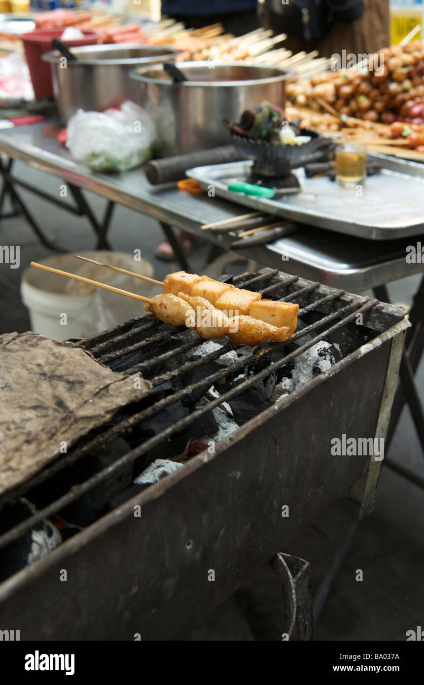 Una chiusura del pollo e pesce spiedini satay su una strada di Bangkok in stallo Foto Stock