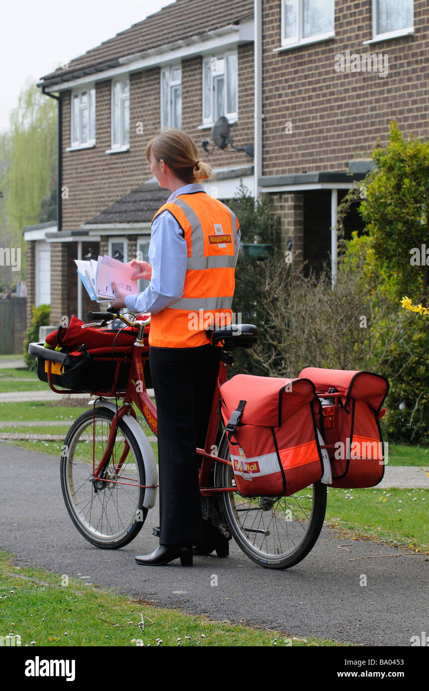 Royal Mail postwoman lettere di smistamento per il suo turno Foto Stock