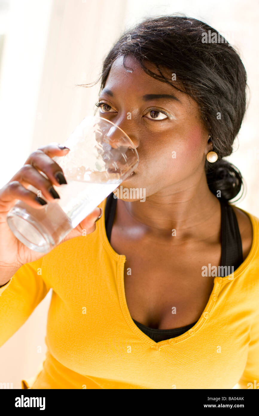 Ragazza di bere un bicchiere di acqua Foto Stock