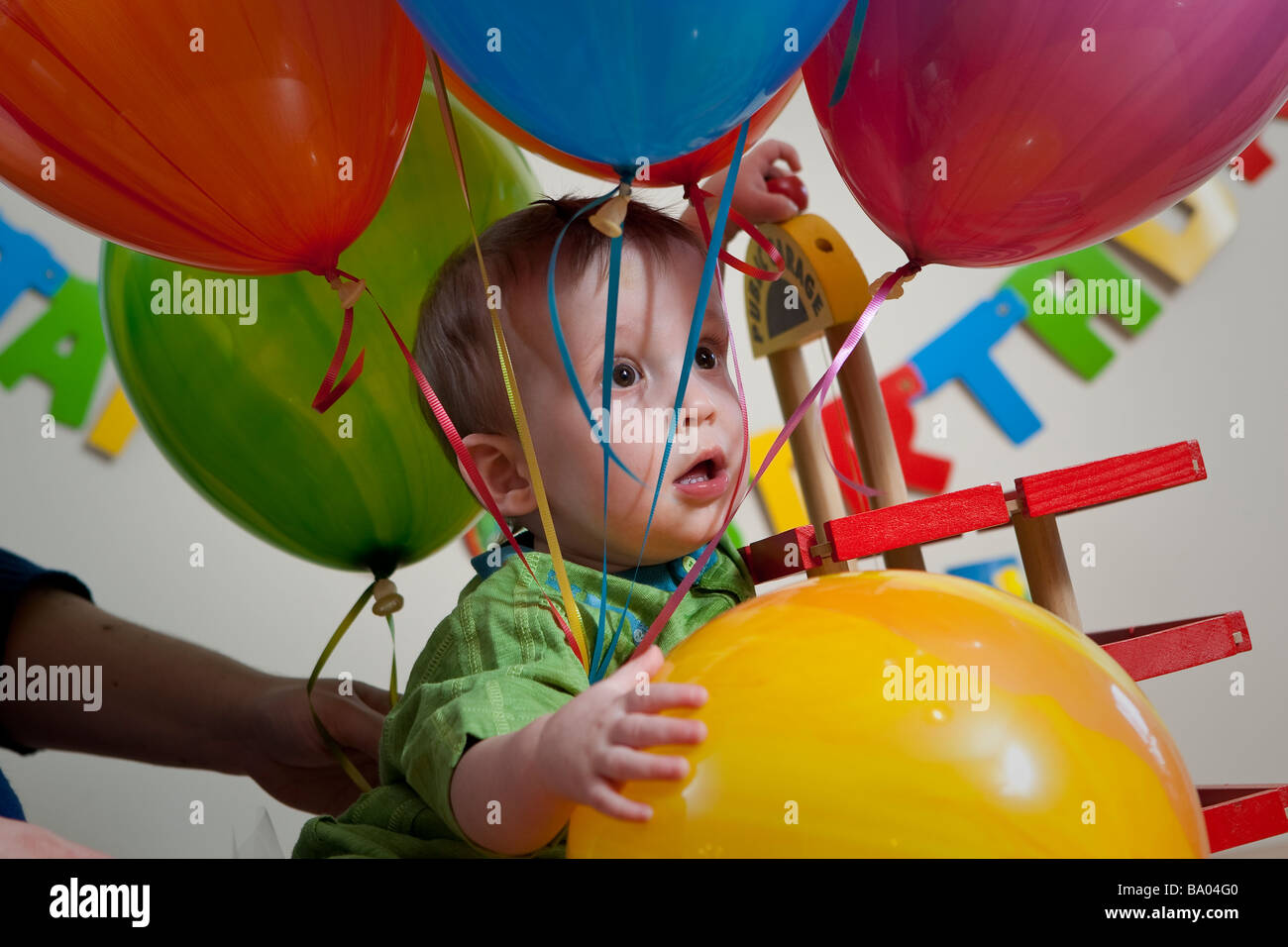 Ragazzo giovane celebrando primo compleanno con palloncino. Foto Stock