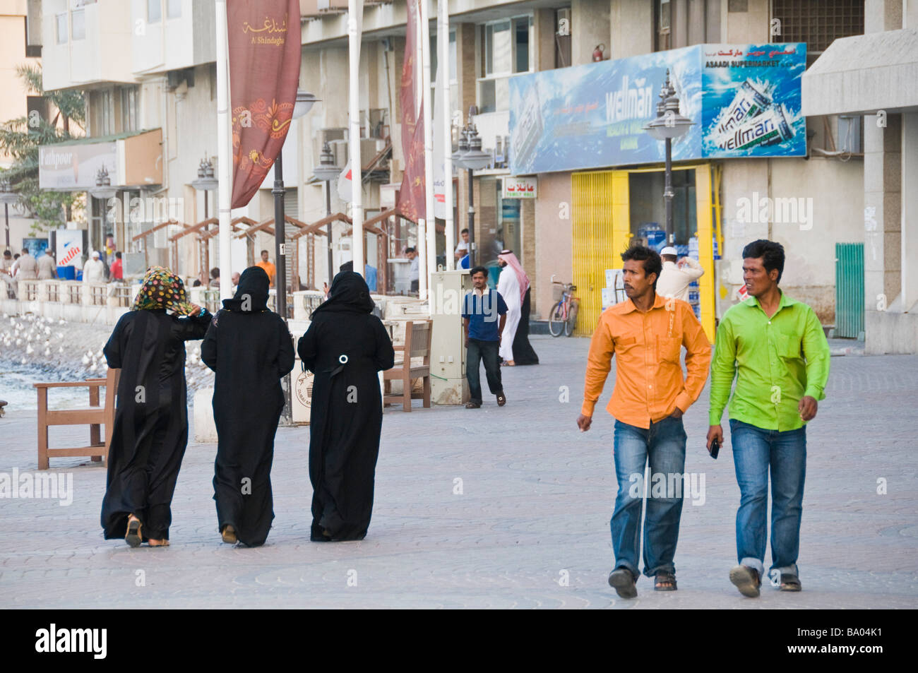 Scena di strada nell'area di Bur Dubai lungo il Torrente di Dubai Foto Stock