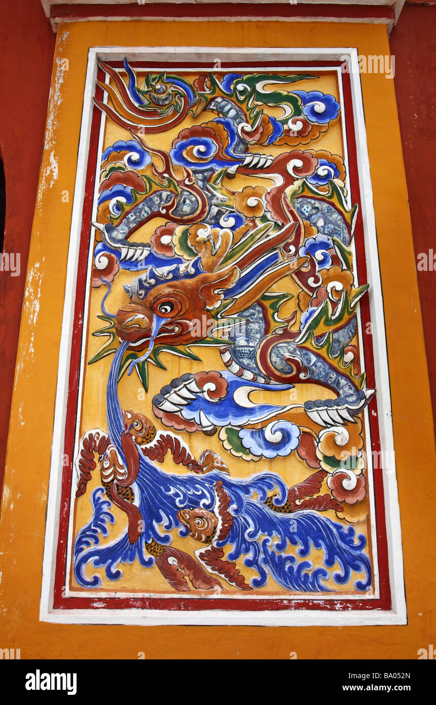 La pittura. Bella pittura e decorazione sul gate Phung Tien Tempio. La tinta, la Cittadella, Vietnam Foto Stock