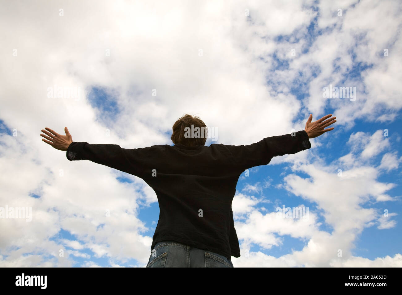 Uomo con braccia alzate Foto Stock
