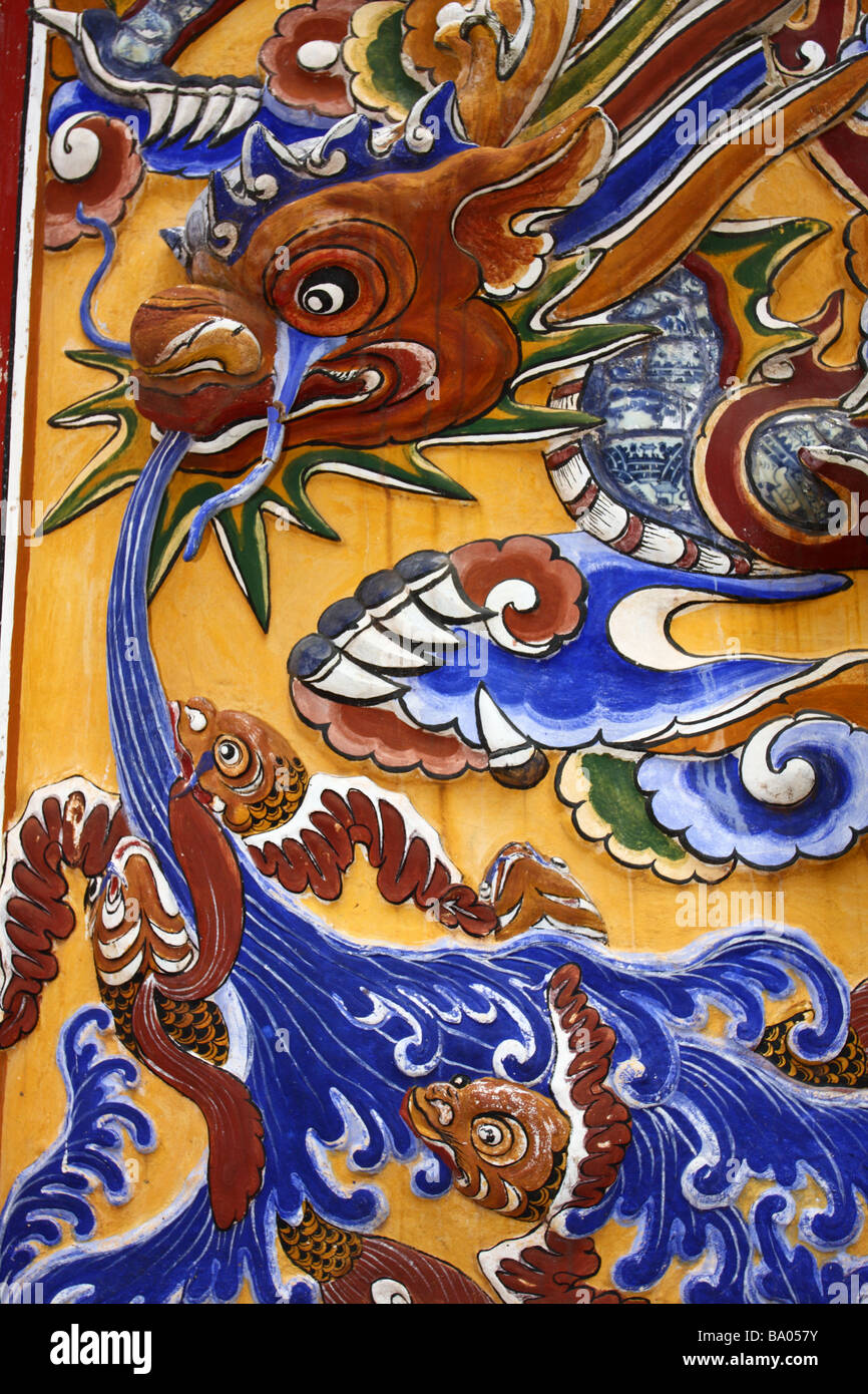 La pittura. Bella la verniciatura e le decorazioni della facciata del tempio Mieu. La tinta, la Cittadella, Vietnam Foto Stock