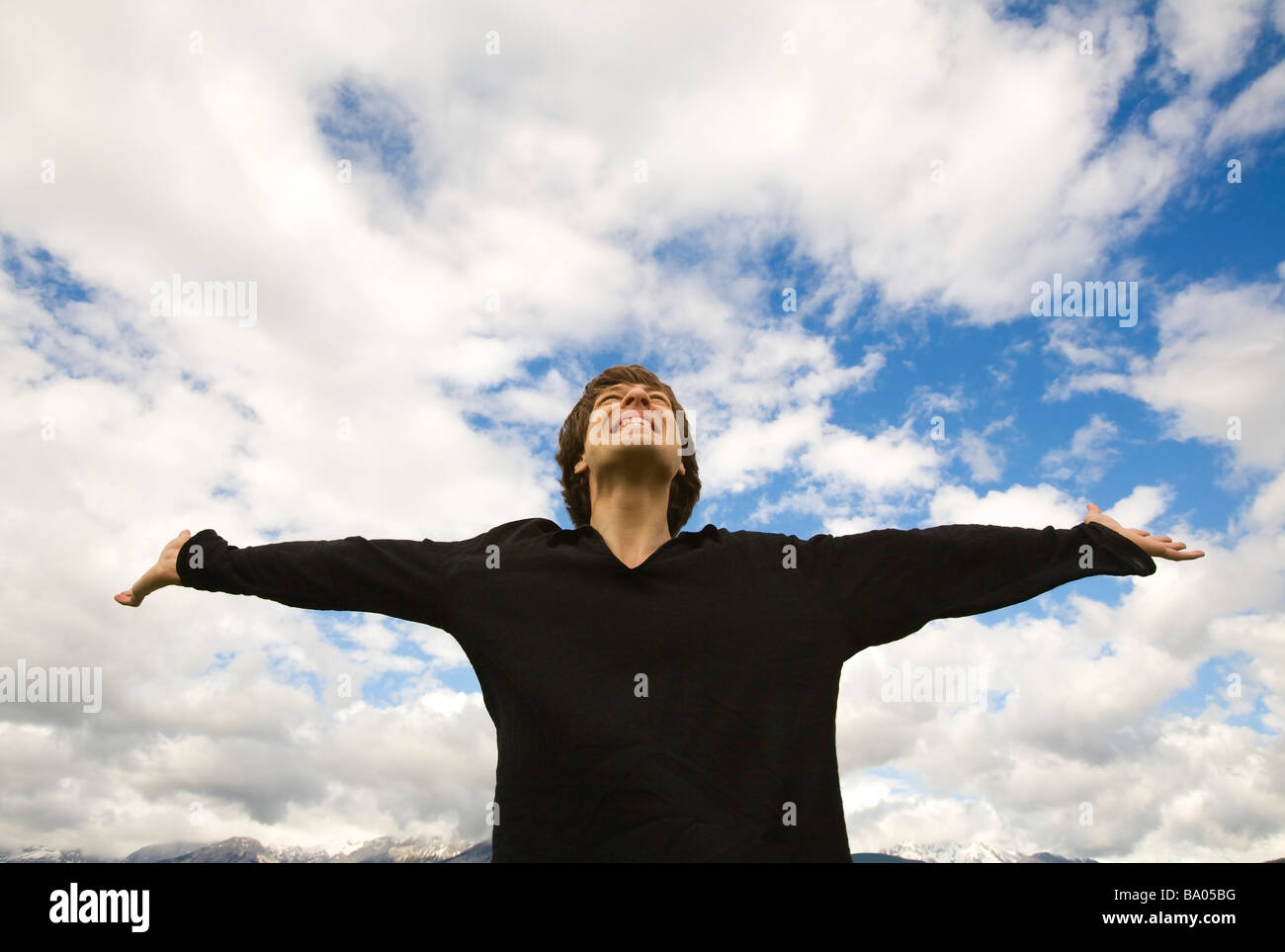 Uomo con braccia alzate Foto Stock