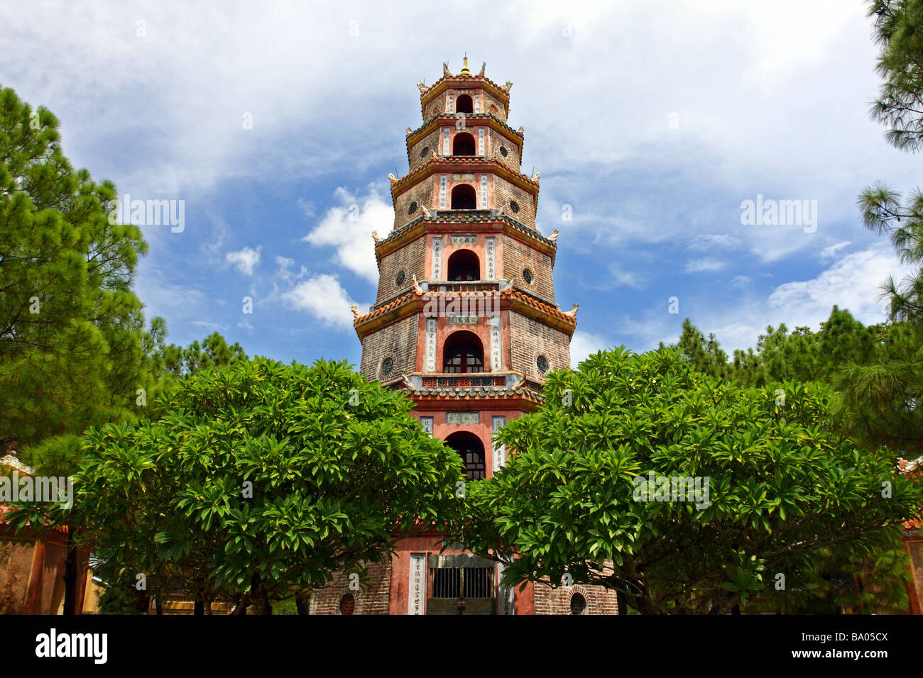 Monumento asiatica. Thien Mu Pagoda. Hue Vietnam Foto Stock