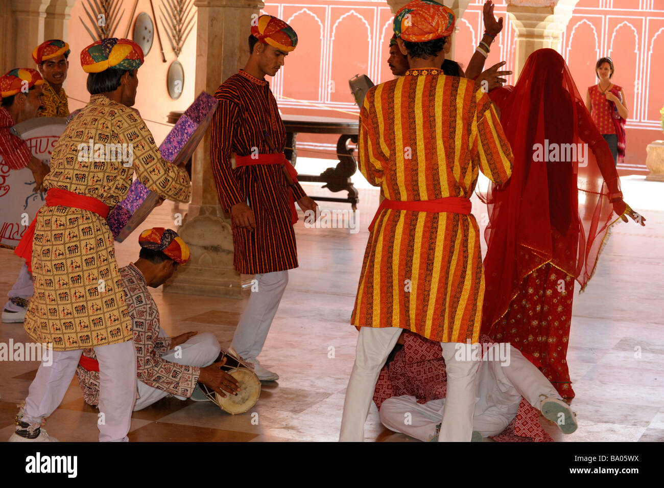 Un tradizionale dance troupe di eseguire nel palazzo di città di Jaipur nel Rajasthan in India Foto Stock