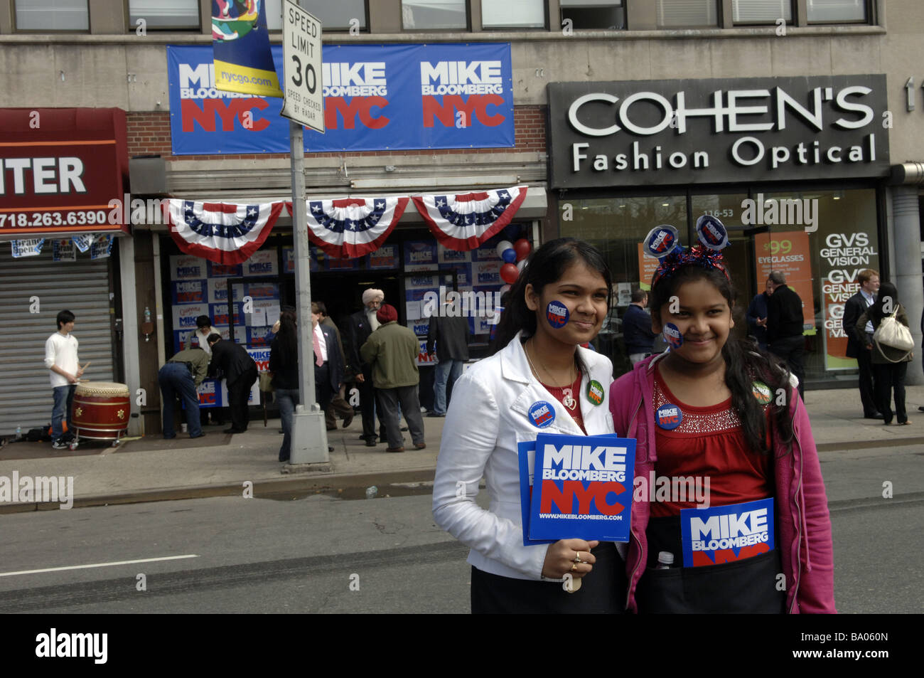 I sostenitori del sindaco di New York Michael Bloomberg in apertura del suo Queens campaign office in New York Foto Stock