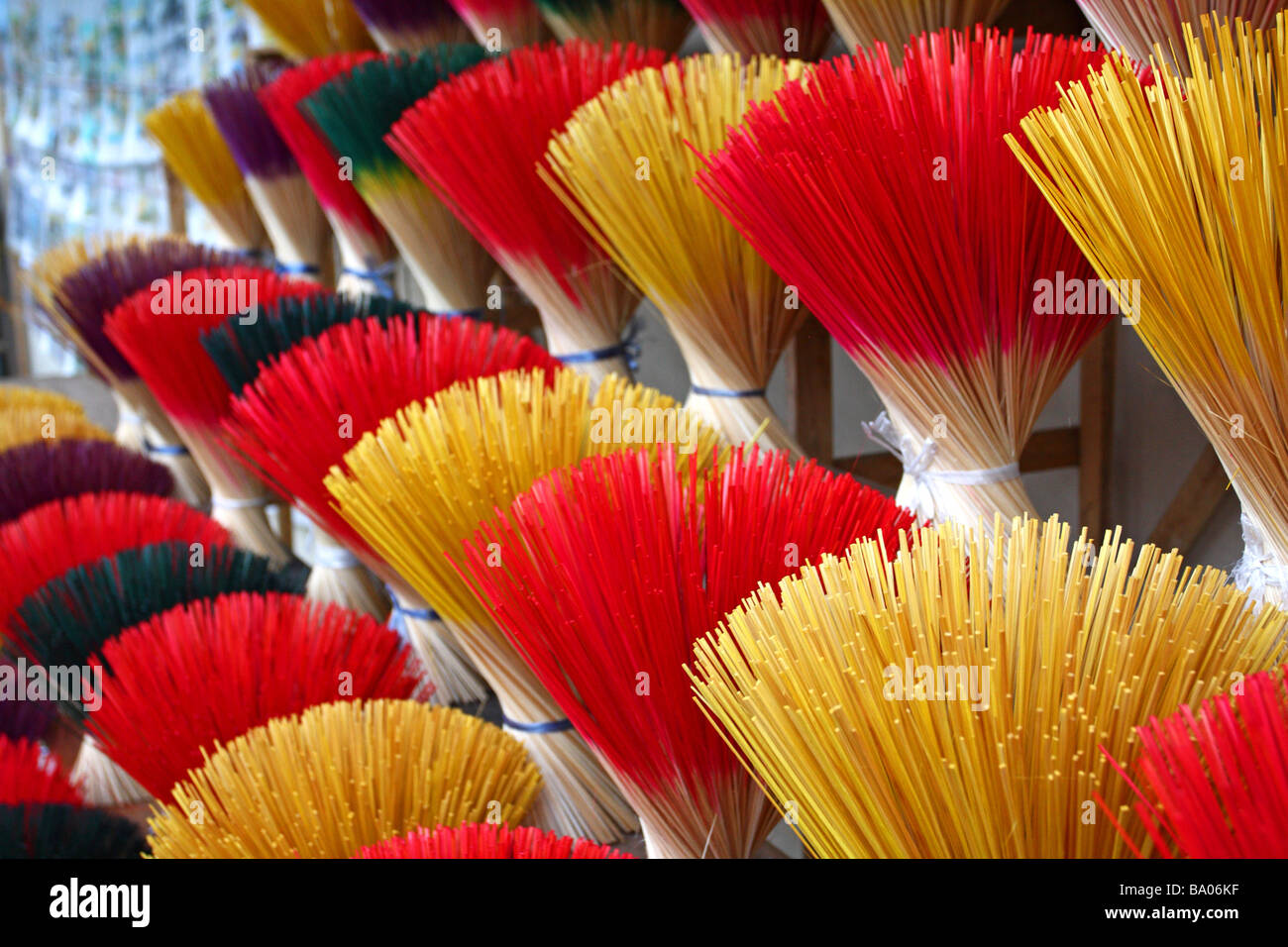 Fasci colorati di bastoncini di incenso sul display, la tinta. Thua Thien provincia. Il Vietnam, sud-est asiatico Foto Stock