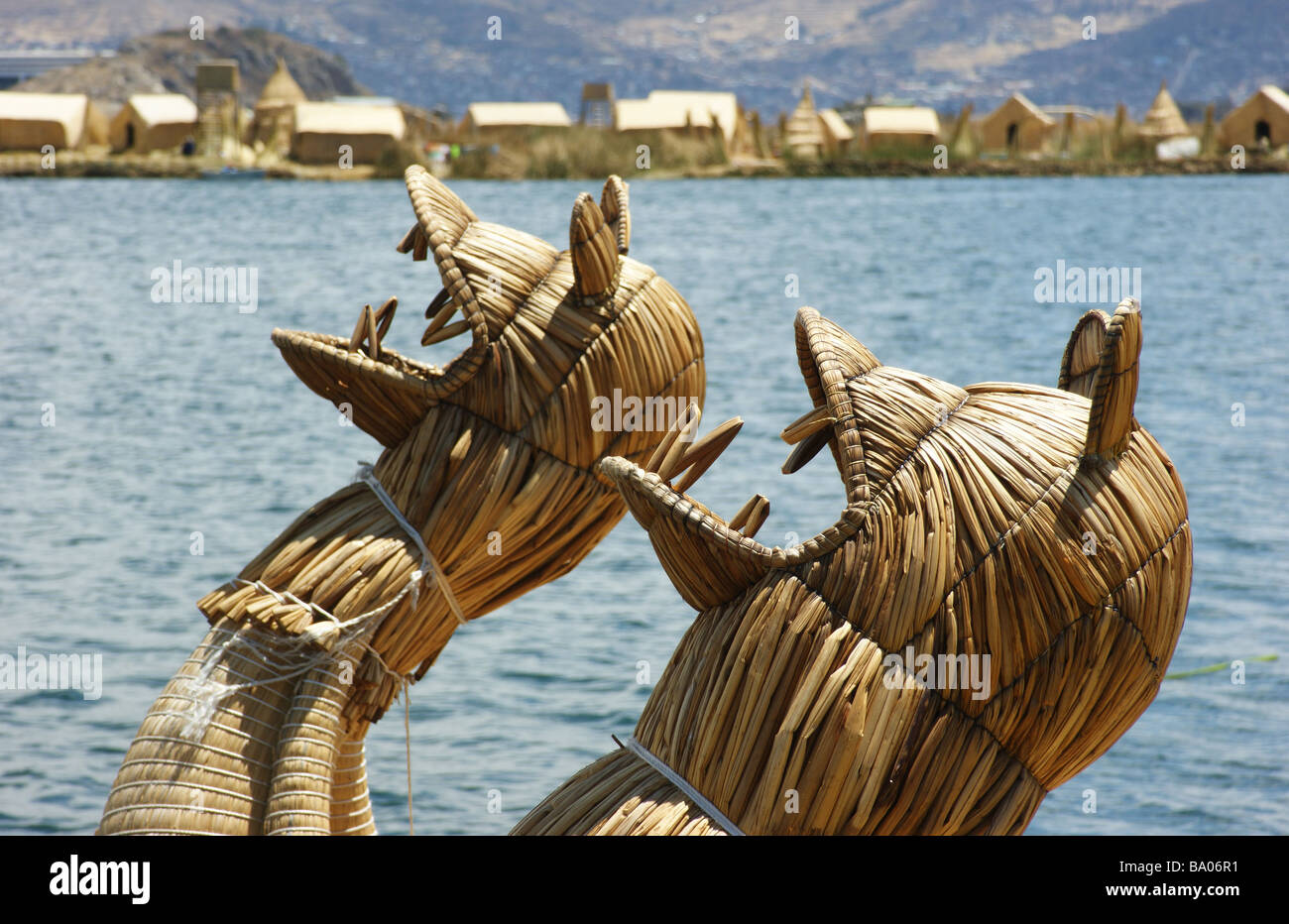 Decorazione su una barca fatta di totora ance, lago Titicaca Foto Stock