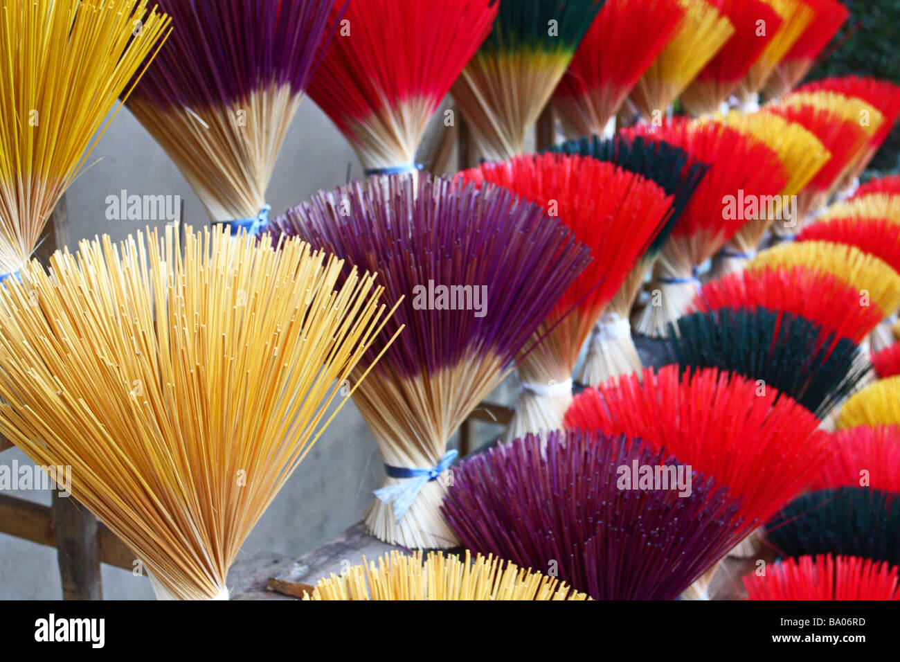 Fasci colorati di bastoncini di incenso sul display, la tinta. Thua Thien provincia. Il Vietnam, sud-est asiatico Foto Stock