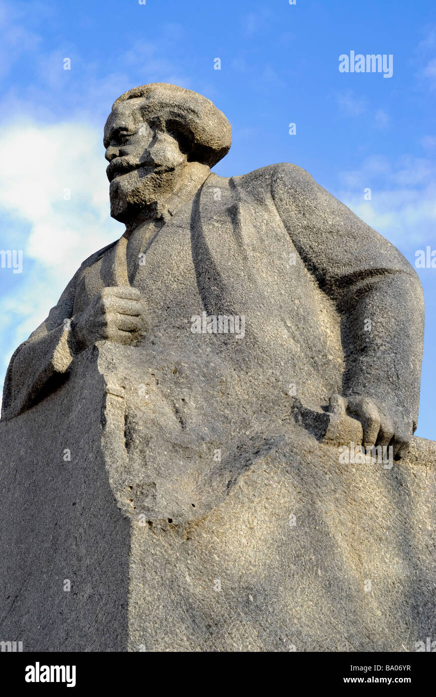 Statua di Karl Marx nel centro di Mosca sul cielo blu sullo sfondo Foto Stock