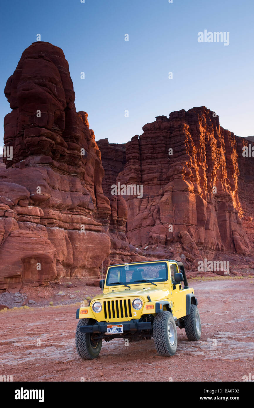 Jeep lungo la strada di cloruro di potassio Island in the Sky District il Parco Nazionale di Canyonlands vicino a Moab Utah Foto Stock