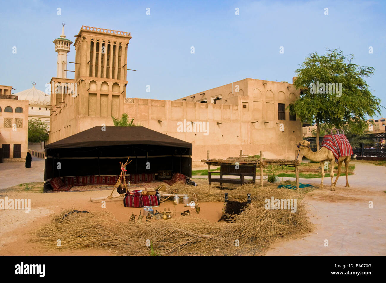 Tenda beduina uomo e cammello nello storico quartiere di Bastakia Dubai Foto Stock