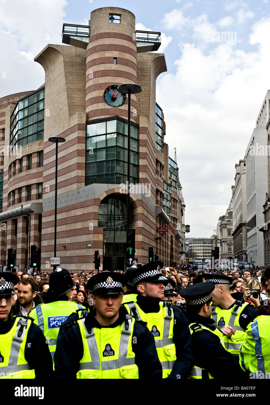 La Metropolitan Police cordon al G20 dimostrazione nella città di Londra. Foto Stock