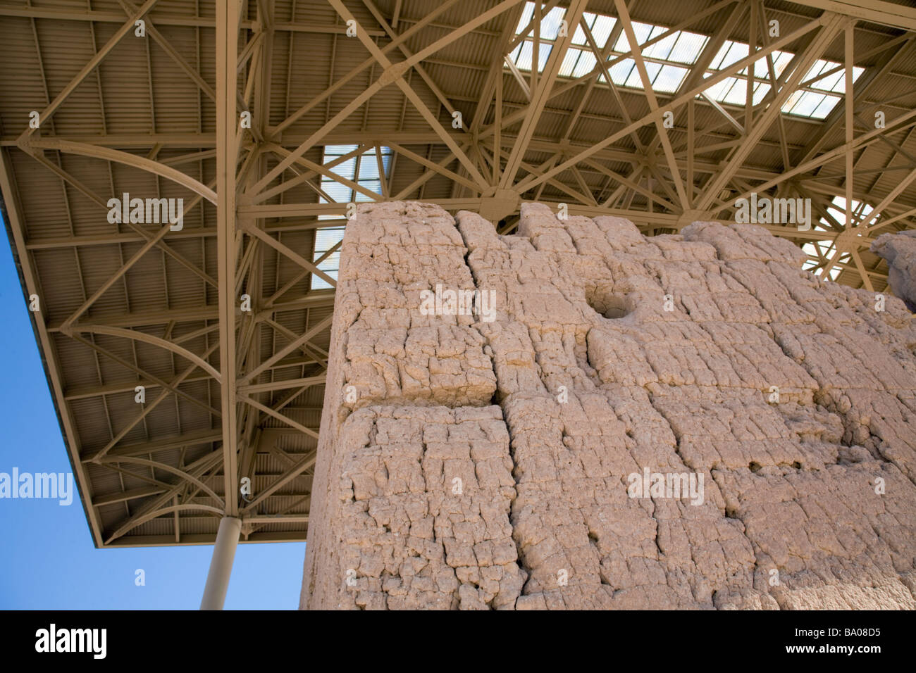 Un grande Hohokom preistorici rovina protette da una grande struttura di tetto a Casa Grande Ruins National Monument Foto Stock
