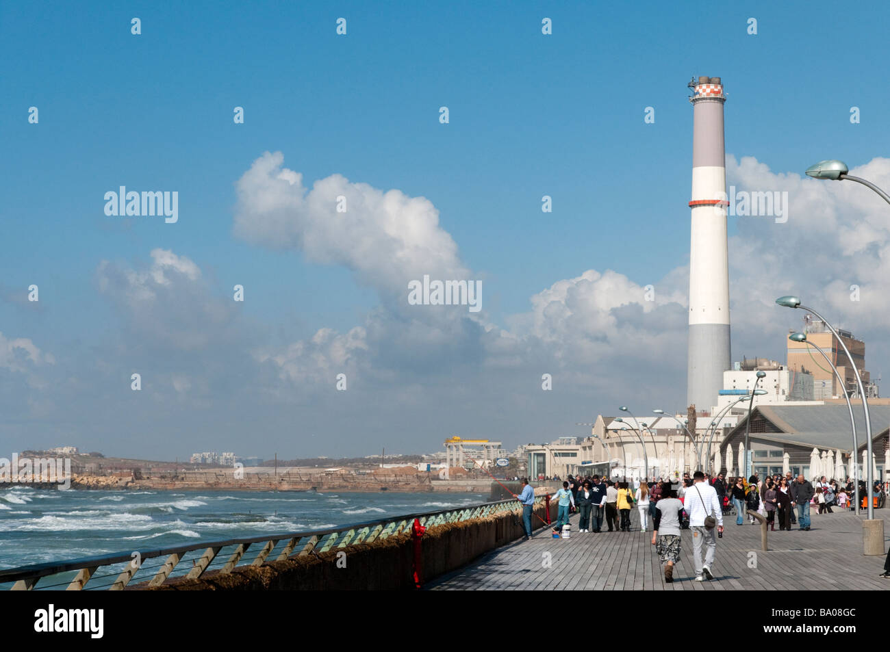 Il Boardwalk del vecchio Tel Aviv area portuale e del camino di lettura della stazione di potenza, Israele Foto Stock