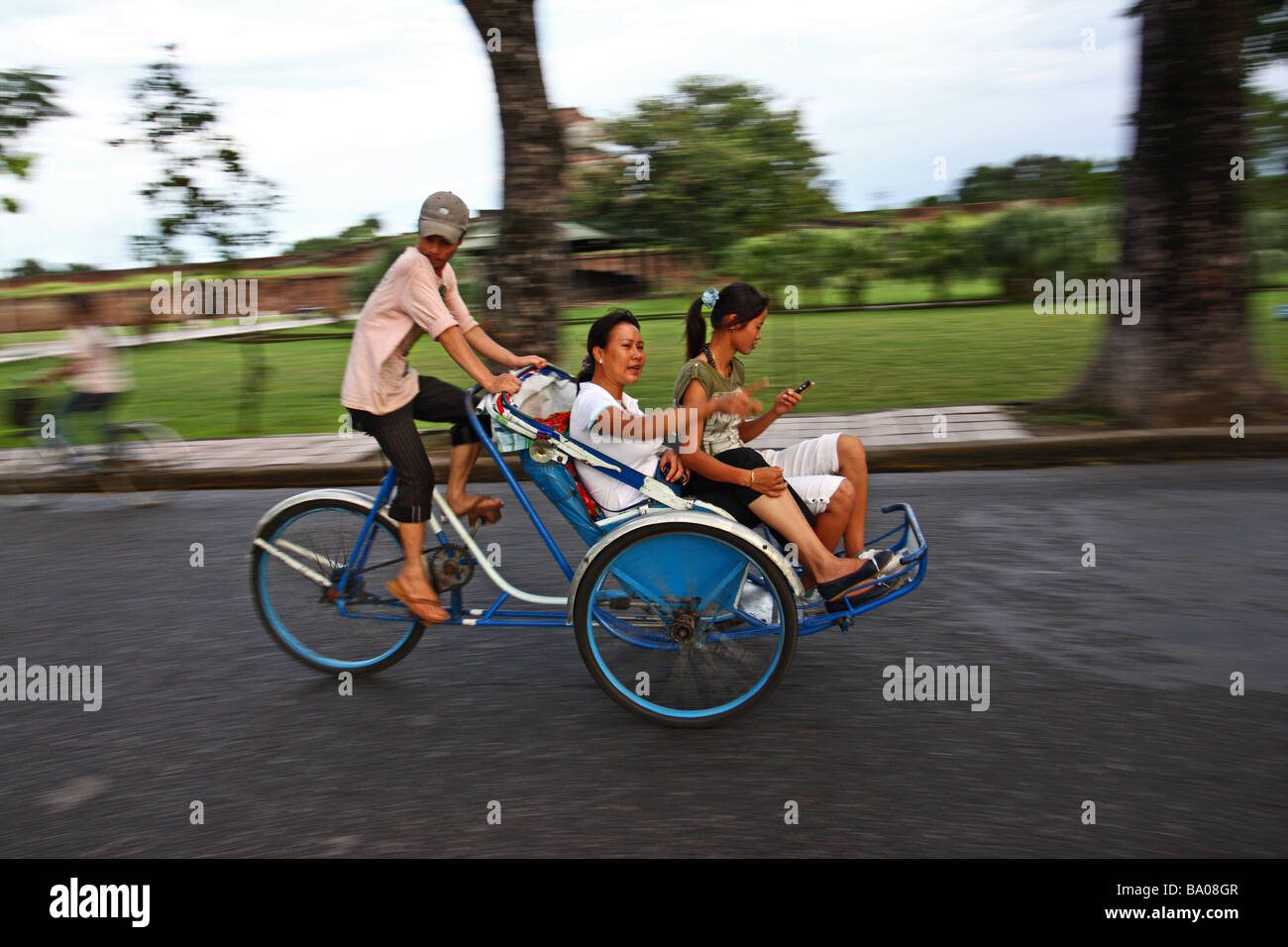 Scena di strada. Persone su un ciclo. La tonalità del Vietnam. Il Sud Est asiatico Foto Stock
