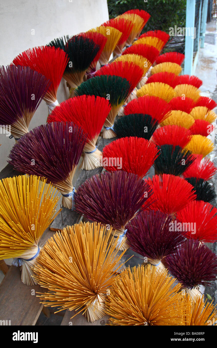 Fasci colorati di bastoncini di incenso sul display, la tinta. Thua Thien provincia. Il Vietnam, sud-est asiatico Foto Stock