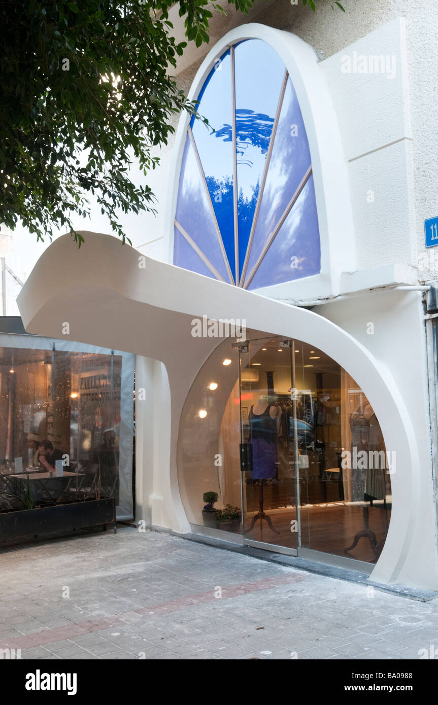 Insolita facciata di abiti alla moda negozio sulla Via Dizengoff Tel Aviv Israele Foto Stock