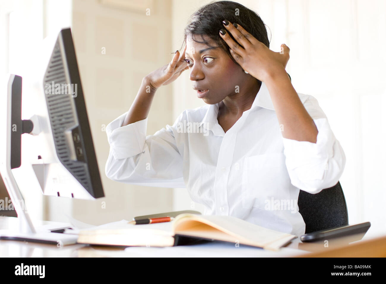Donna etnica al computer Foto Stock