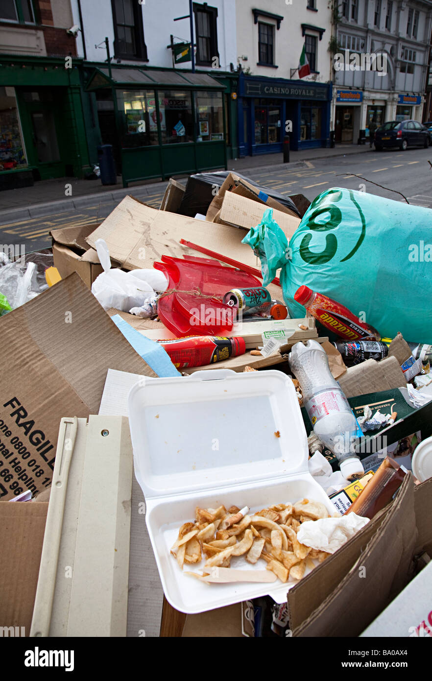 Rifiuti compresi fast food nel saltare in street Abergavenny Wales UK Foto Stock