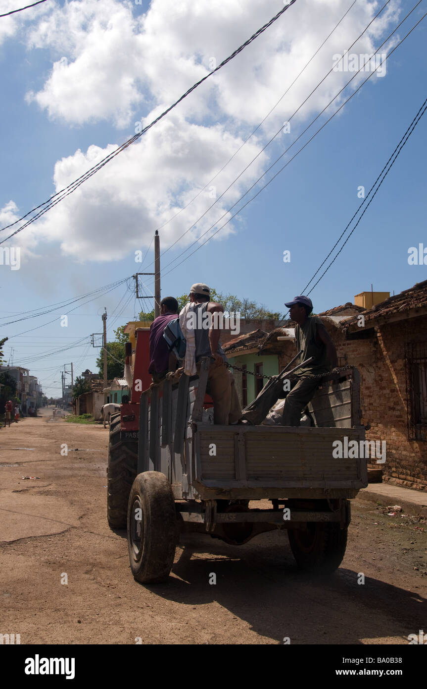 Fattoria cubana lavoratori presi a lavorare sul trattore Foto Stock