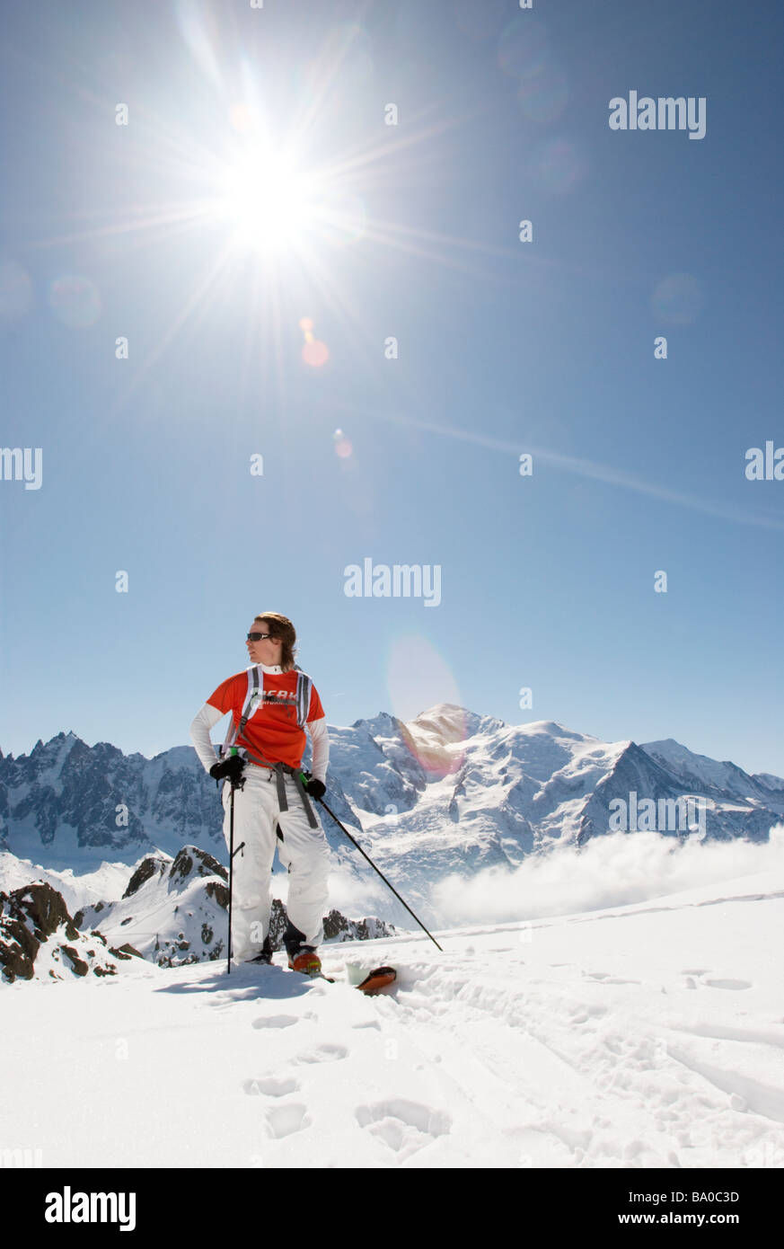 Ski tourer in Aiguilles Rouges Riserva Naturale, il Mont Blanc in background, Chamonix-Mont Blanc, Francia Foto Stock