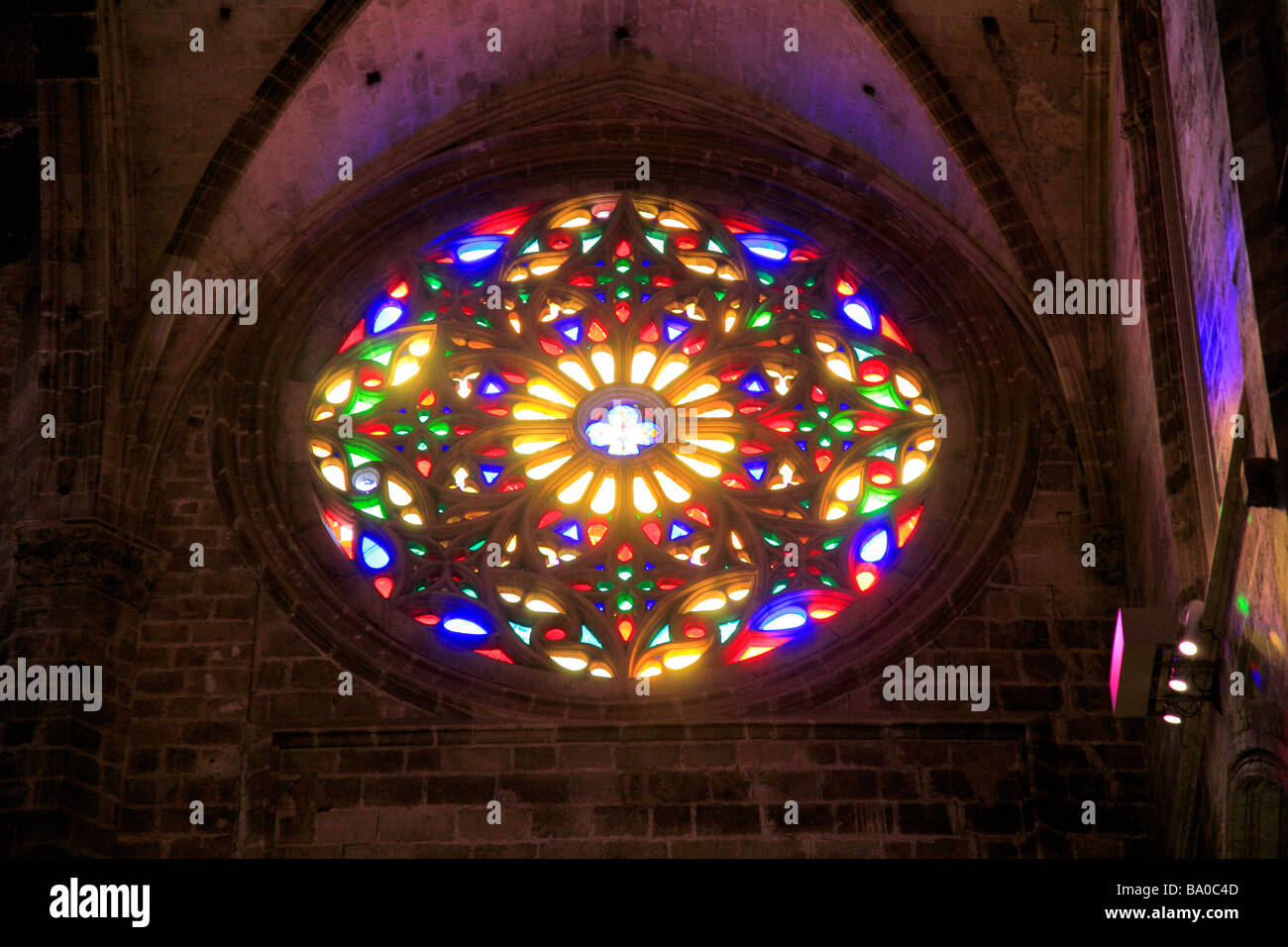 Il vetro macchiato rosone nella cattedrale di Palma Palma de Mallorca isola di Maiorca Isole Baleari Mare Mediterraneo Spagna Foto Stock