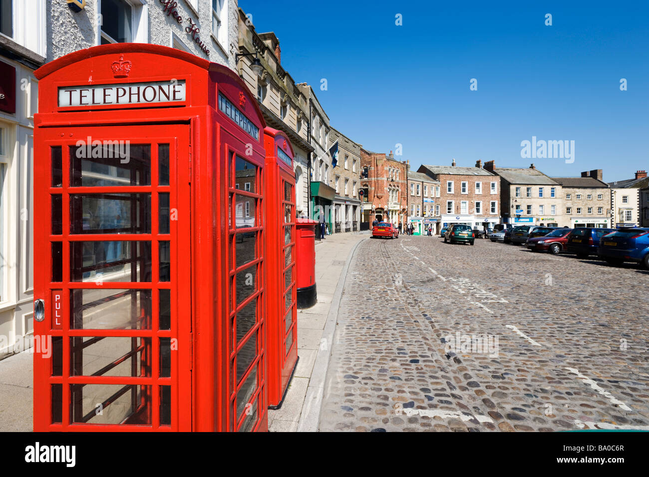 Tradizionale in rosso le cabine telefoniche in luogo di mercato, Richmond, Yorkshire Dales, North Yorkshire, Inghilterra, Regno Unito Foto Stock
