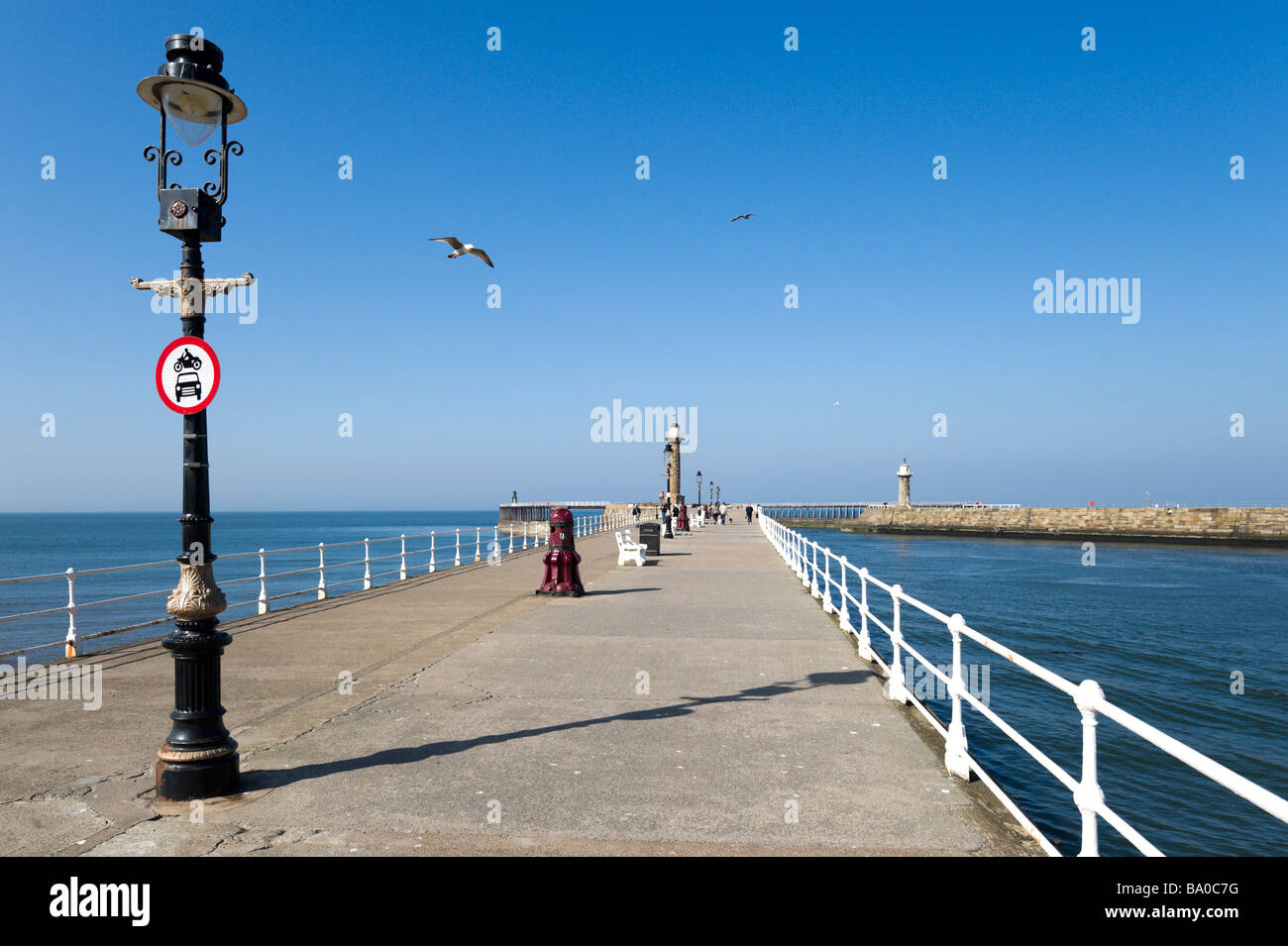 Il molo e il lungomare, Whitby, East Coast, North Yorkshire, Inghilterra, Regno Unito Foto Stock