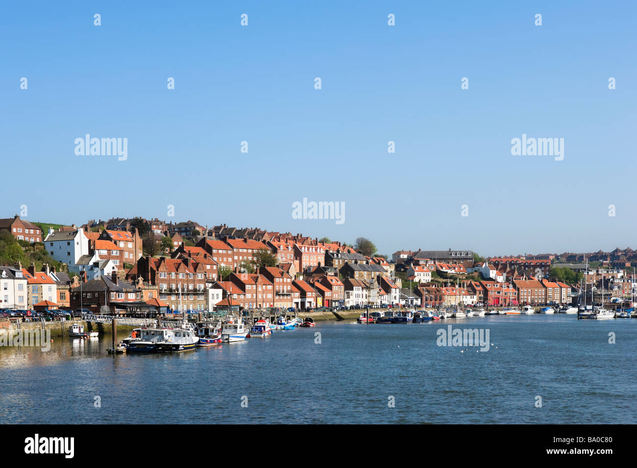 Vista verso il porto, Whitby, East Coast, North Yorkshire, Inghilterra, Regno Unito Foto Stock