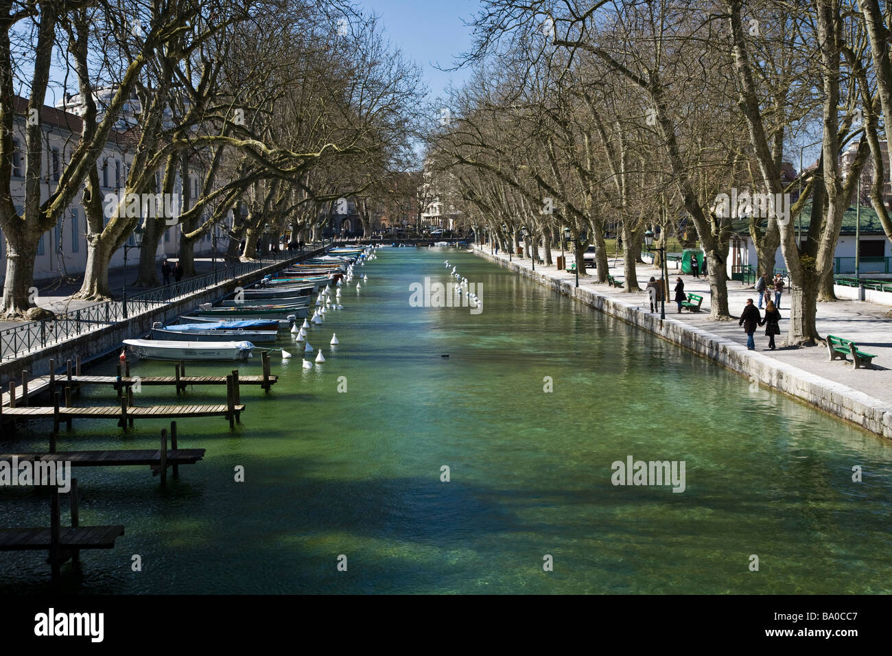 Canal in esecuzione dal lago di Annecy nella città di Annecy. Foto Stock