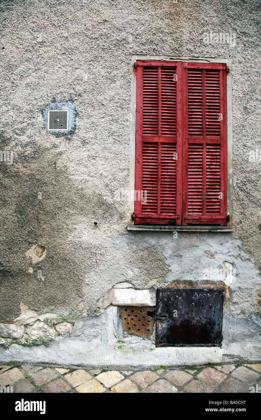 La finestra rossa otturatore sulla casa, Francia Foto Stock